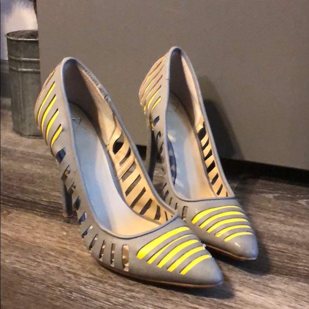 Cute Cut Out heels size 6